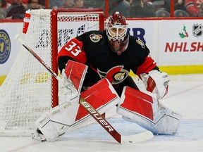 Le gardien de but des Sénateurs Cam Talbot (33 ans) lors d'un match de deuxième période contre les Rangers de New York au Centre Canadian Tire le 30 novembre. La décision de retirer Talbot en Floride jeudi est le début de la fin pour Talbot avec les Sénateurs cette saison, écrit Bruce Garrioch.