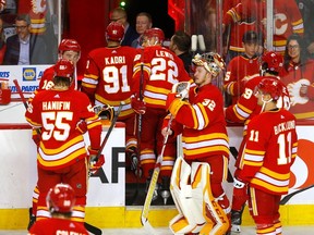 Les Flames de Calgary quittent la glace du Scotiabank Saddledome après avoir conclu une saison décevante le mercredi 12 avril 2023.