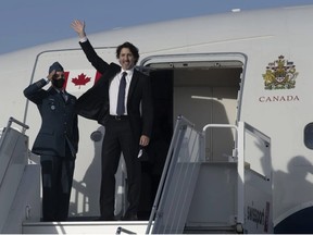 Le premier ministre Justin Trudeau fait signe de la main alors qu'il monte à bord d'un avion du gouvernement à l'aéroport d'Ottawa, le 10 juin 2021.