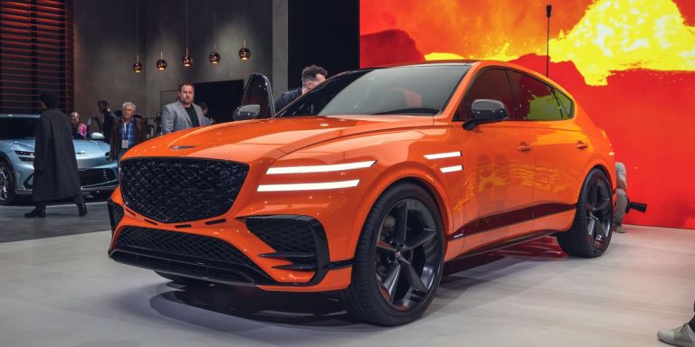 Genesis construira le coupé GV80 et nous avons repéré son nouveau logo