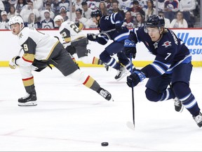 22 avril 2023 ;  Winnipeg, Manitoba, CAN;le centre des Golden Knights de Vegas Jack Eichel regarde le centre des Jets de Winnipeg Vladislav Namestnikov patiner sur la glace au cours de la première période du troisième match de la première ronde des séries éliminatoires de la coupe Stanley 2023 au Canada Life Centre.