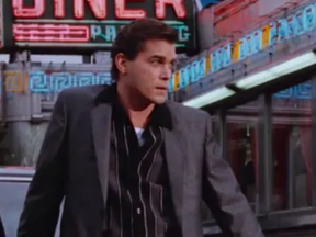 ROB THE AIRPORT: Ray Liotta dans le rôle du gangster Henry Hill dans Goodfellas.  Les aéroports sont des cibles de braquage depuis des temps immémoriaux.  WARNER BROS