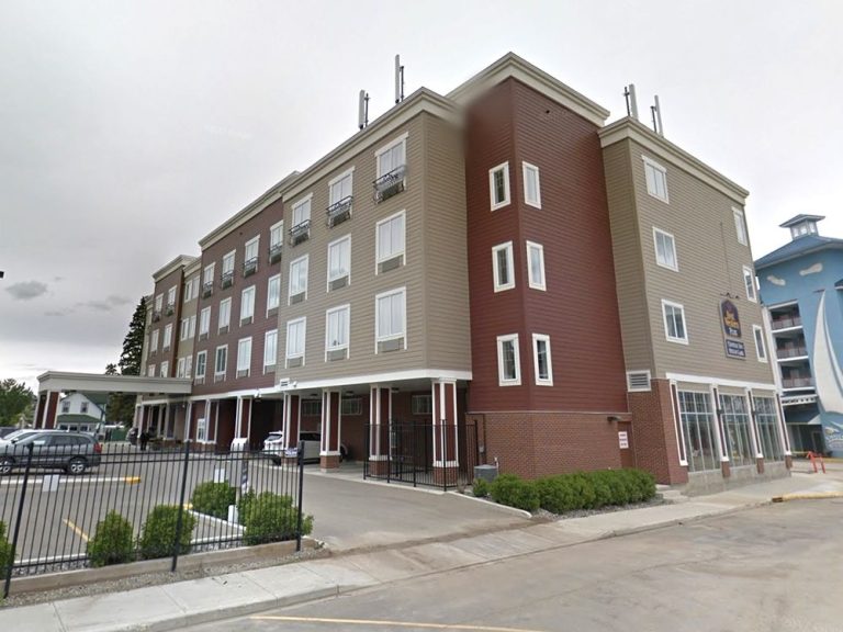 « Horrible tragédie » : la GRC enquête sur la mort de deux adolescentes dans une chambre d’hôtel en Alberta