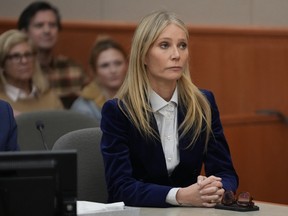 L'acteur Gwyneth Paltrow siège au tribunal alors que le verdict est lu dans son procès civil pour une collision avec un autre skieur à Park City, Utah.