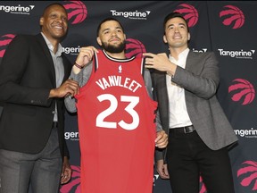 Fred VanVleet avec le président Masai Ujiri et le directeur général Bobby Webster (R) à Toronto, Ont.  le vendredi 6 juillet 2018.