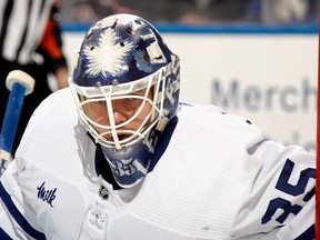 Ilya Samsonov des Maple Leafs de Toronto tend le filet contre les Islanders de New York lors de la deuxième période à l'UBS Arena le 21 mars 2023 à Elmont, New York.