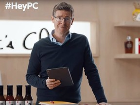 Une image fixe de Loblaw Companies Ltd. "SalutPC" série de publicités, mettant en vedette Galen Weston, de la chaîne YouTube le Choix du Président.