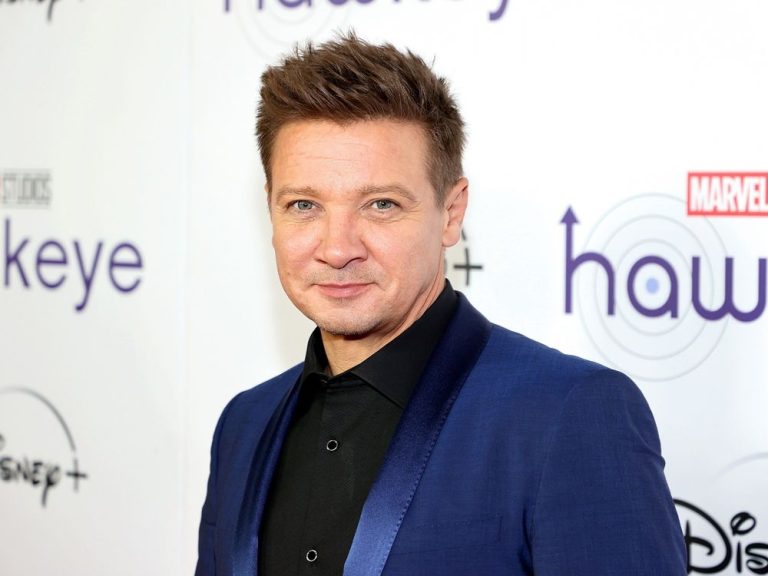 « JE LE FAIS ENCORE »: Jeremy Renner parle de la douleur d’un accident de chasse-neige