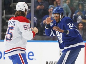 Alors que son équipe menait déjà 2-0 sur la voie d'une défaite 7-1, Wayne Simmonds des Leafs a défié Michal Pezzetta des Canadiens dans un combat stupide samedi soir au Centre Bell, écrit Jack Todd.