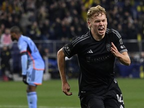 L'attaquant du Nashville SC Jacob Shaffelburg (14 ans) célèbre après son but contre le New York City FC lors de la seconde moitié d'un match de football MLS le samedi 25 février 2023 à Nashville, Tennessee.