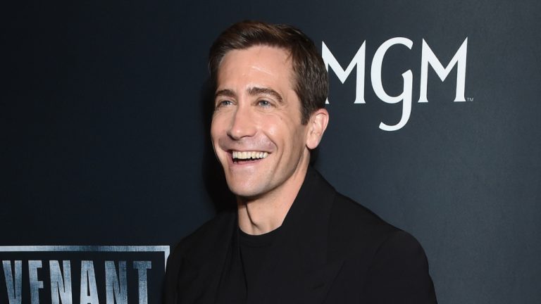 Jake Gyllenhaal "adorerait" jouer dans "Un violon sur le toit" à Broadway
	
	
