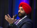 Navdeep Bains, ancien ministre fédéral de l'Innovation, des Sciences et de l'Industrie, prend la parole lors d'une conférence à Toronto, le 6 mars 2023.