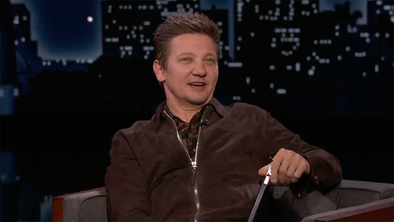 Jeremy Renner raconte l'accident d'un chasse-neige dans "Jimmy Kimmel Live !" : "C'était une très, très mauvaise façon de commencer l'année"
	
	
