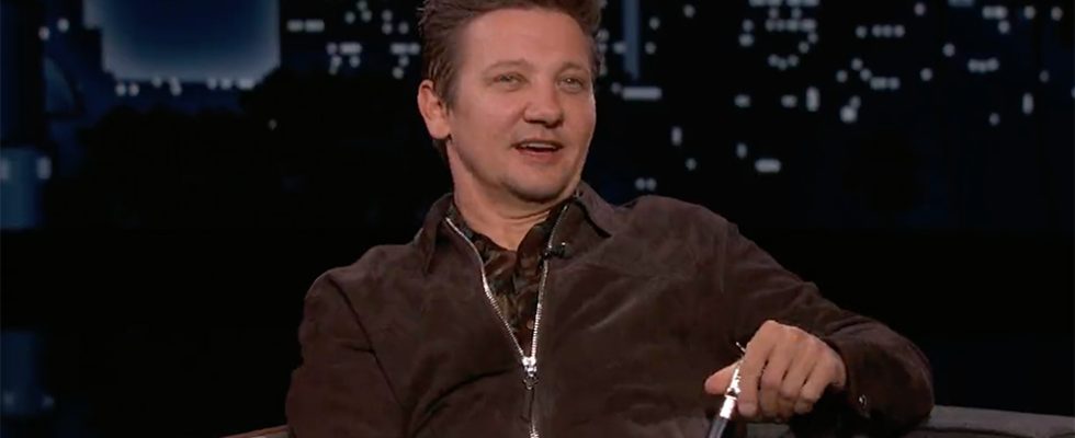 Jeremy Renner raconte l'accident d'un chasse-neige dans "Jimmy Kimmel Live !" : "C'était une très, très mauvaise façon de commencer l'année"