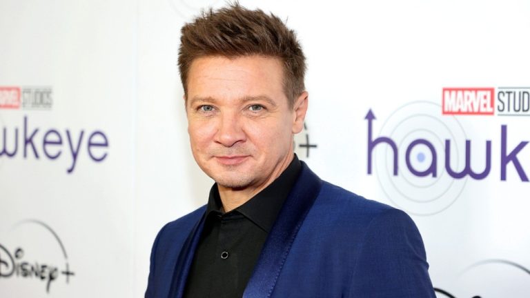 Jeremy Renner utilise un scooter motorisé lors d'un voyage en famille à Six Flags après un accident de chasse-neige
