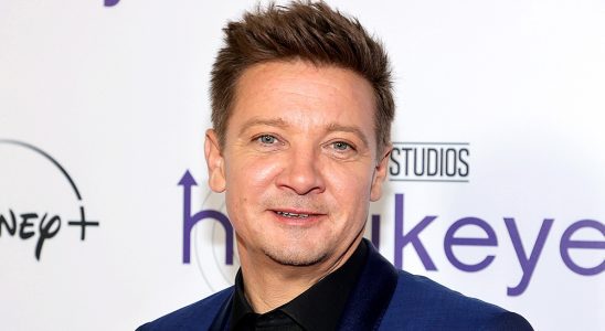 Jeremy Renner utilise un scooter motorisé pour rejoindre sa famille à Six Flags alors que la récupération du chasse-neige se poursuit