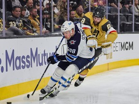 Nate Schmidt des Jets de Winnipeg patine avec la rondelle contre Phil Kessel des Golden Knights de Vegas lors de la deuxième période du premier match de la première ronde des séries éliminatoires de la Coupe Stanley 2023 au T-Mobile Arena le 18 avril 2023 à Las Vegas, Nevada .  Les Jets ont défait les Golden Knights 5-1.