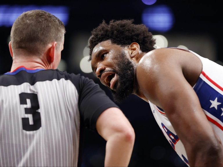 Joel Embiid obtient un blocage tardif alors que Tyrese Maxey et les 76ers prennent les devants 3-0 sur les Nets