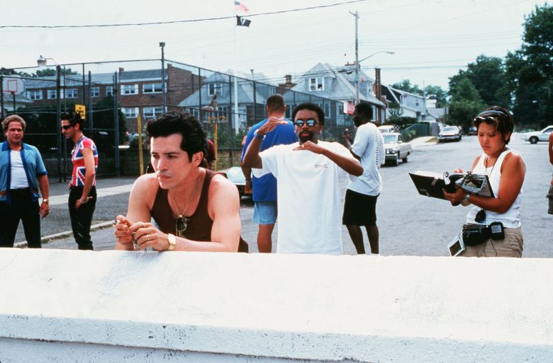 Pas de marchandisage.  Utilisation éditoriale uniquement.  Aucune utilisation de couverture de livre.  Crédit obligatoire : Photo de David Lee/Touchstone/Kobal/REX/Shutterstock (5878443i) John Leguizamo, Spike Lee Summer Of Sam - 1999 Réalisateur : Spike Lee Touchstone USA On/Off Set Drama