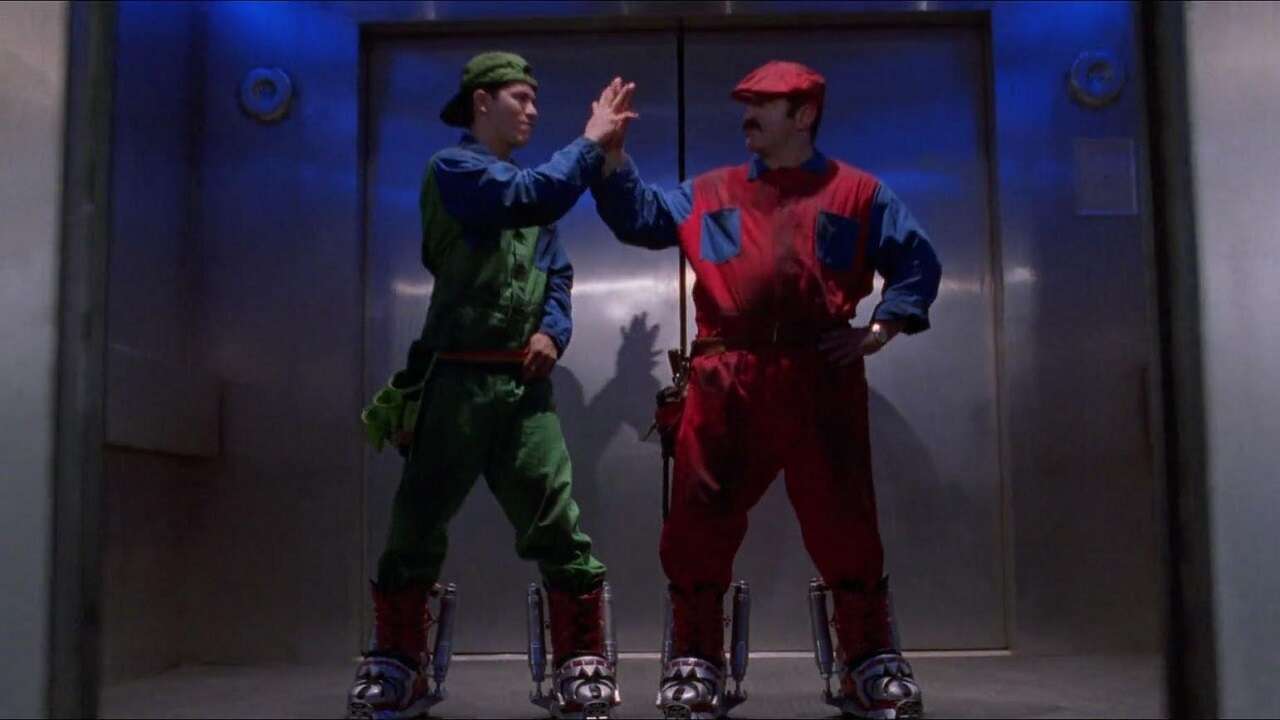 John Leguizamo rappelle que la production a embauché de vrais strip-teaseurs pour le film Super Mario Bros.
