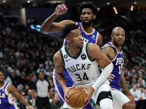 Giannis Antetokounmpo (34 ans) des Bucks est défendu par Joel Embiid des 76ers lors de la première mi-temps de l'action NBA au Fiserv Forum de Milwaukee, le dimanche 2 avril 2023.