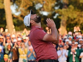 L'Espagnol Jon Rahm célèbre sur le 18e green après avoir remporté le Masters au Augusta National Golf Club à Augusta, en Géorgie, le dimanche 9 avril 2023.