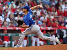 Le lanceur partant des Blue Jays Jose Berrios (17) lance lors de la première manche contre les Los Angeles Angels au Angel Stadium.