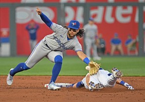 Bobby Witt Jr. de Kansas City Royals plonge dans la deuxième base avec une base volée contre l'arrêt-court des Blue Jays Bo Bichette lors de la troisième manche au Kauffman Stadium.  Peter Aiken/USA AUJOURD'HUI SPORTS