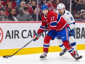 Les Canadiens Josh Anderson contrôlent la rondelle tout en étant sous la pression d'Erik Cernak du Lightning lors du match du mois dernier au Centre Bell.