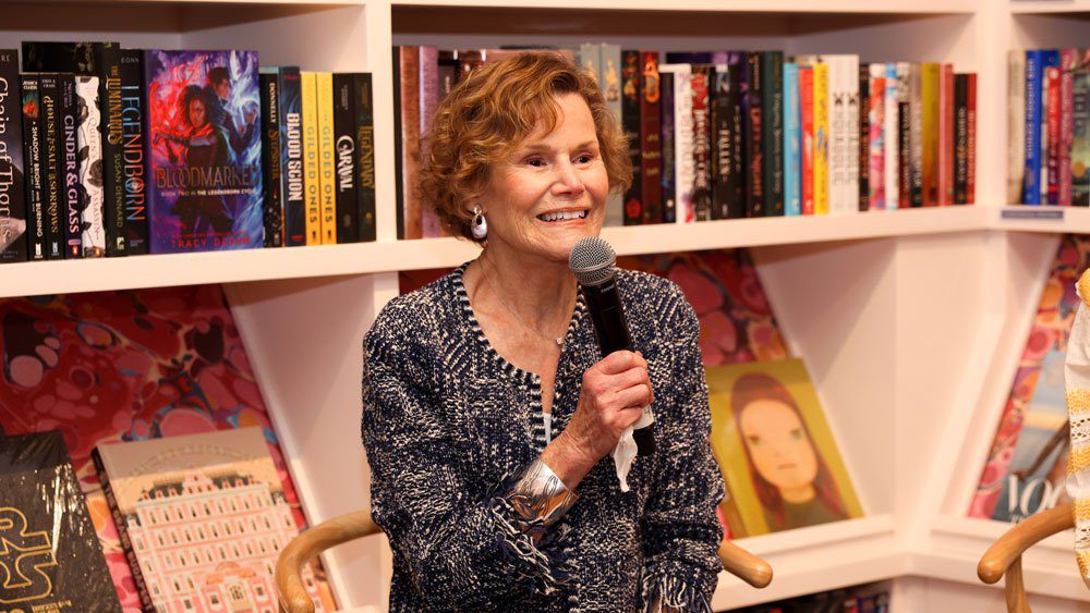 Judy Blume parle de censure avec le propriétaire d'une librairie de 16 ans : « Ce sont des gens comme vous qui nous donnent de l'espoir » Les plus populaires doivent être lus Inscrivez-vous aux newsletters Variety Plus de nos marques
	
	
