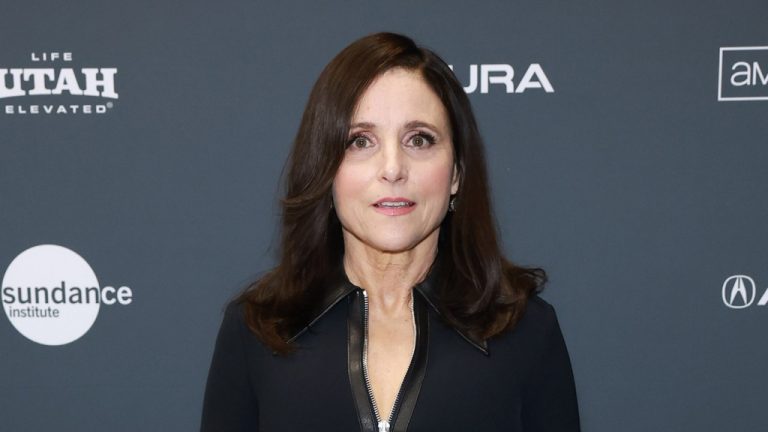 Julia Louis-Dreyfus parle d'une fausse couche "émotionnellement dévastatrice" dans la vingtaine
