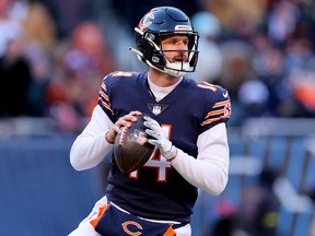 Nathan Peterman des Bears de Chicago lance le ballon au cours de la seconde moitié du match contre les Eagles de Philadelphie au Soldier Field.