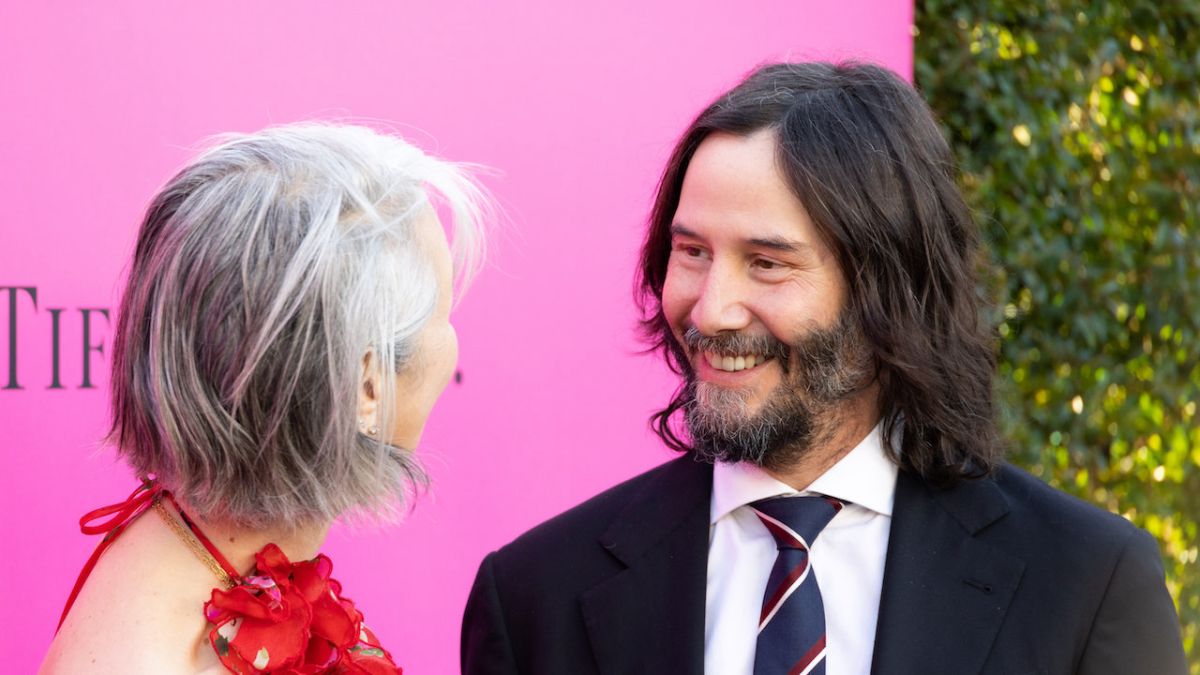 Keanu Reeves a fière allure sur le tapis rouge, mais Alexandra Grant le surpasse avec une magnifique robe d'apparence rare
