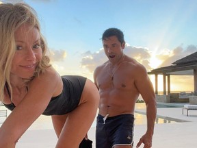 Kelly Ripa a donné un coup d'œil à son mari Mark Consuelos dans une publication insolente sur Instagram.