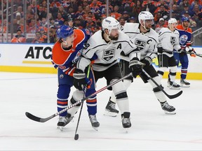 Drew Doughty des Kings de Los Angeles se bat avec Kailer Yamamoto des Oilers d'Edmonton en prolongation dans le premier match de la première ronde des séries éliminatoires de la Coupe Stanley 2023 le 17 avril 2023 à Rogers Place à Edmonton, Alberta, Canada.