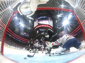 Anze Kopitar des Kings de Los Angeles marque un but devant Stuart Skinner des Oilers d'Edmonton, pour prendre une avance de 3-0, au cours de la première période du quatrième match du premier tour des séries éliminatoires de la Coupe Stanley 2023 à Crypto.com Arena en avril décédé le 23 février 2023 à Los Angeles, Californie.