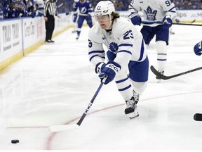 Matthew Knies des Maple Leafs de Toronto cherche à passer en première période lors du quatrième match de la première ronde des séries éliminatoires de la Coupe Stanley 2023 contre le Lightning de Tampa Bay à Amalie Arena le 24 avril 2023 à Tampa, en Floride.