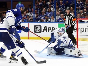 Le gardien de but des Maple Leafs Ilya Samsonov effectue un arrêt contre Nicholas Paul du Lightning de Tampa Bay lors de la troisième période du troisième match à l'Amalie Arena samedi soir.