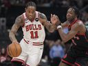 DeMar DeRozan des Chicago Bulls (à gauche) monte sur le terrain alors que OG Anunoby des Raptors défend pendant la première mi-temps à Toronto le mercredi 12 avril 2023. 