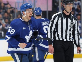 Michael Bunting des Maple Leafs réagit après avoir été expulsé du match contre le Lightning de Tampa Bay lors du premier match du mardi 18 avril 2023.