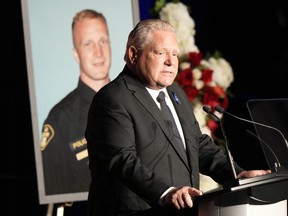 Le premier ministre de l'Ontario, Doug Ford, prend la parole lors des funérailles du const.  Grzegorz (Greg) Pierzchala à Barrie, Ont., le mercredi 4 janvier 2023.