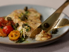 Un morceau cuit de blanc de poulet cultivé créé à l'usine UPSIDE Foods, où la viande cultivée en laboratoire est cultivée, à Emeryville, Californie, le 11 janvier 2023.