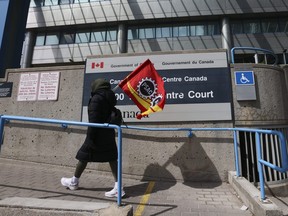 Certains des 155 00 membres de l'Alliance de la Fonction publique du Canada (AFPC) ont fait du piquetage à l'extérieur du Canada Centre, situé au 200 Town Centre Ct.  à côté du centre-ville de Scarborough, le mercredi 19 avril 2023.