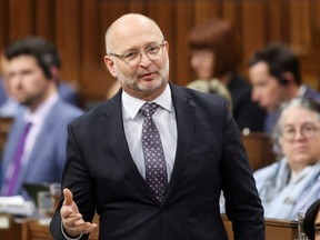 Le ministre de la Justice et procureur général du Canada, David Lametti, prend la parole au Parlement lors de la période des questions à Ottawa, le 28 mars 2023.