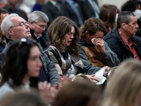 Des familles et des amis écoutent un hommage aux victimes avant que la Commission des pertes massives ne remette son rapport final sur les fusillades de masse d'avril 2020, lorsqu'un homme armé qui, à un moment donné, s'est fait passer pour un policier a causé la pire fusillade de masse du pays au cours d'un déchaînement de 12 heures, dans Truro, Nouvelle-Écosse, Canada, le 30 mars 2023.