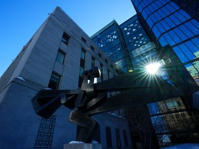 Une sculpture intitulée Flight Vol de Sorel Etrog est photographiée à l'extérieur de l'édifice de la Banque du Canada à Ottawa.