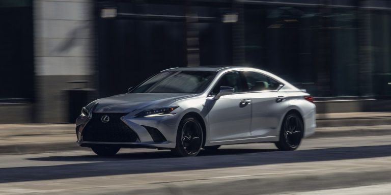 La Lexus ES300h 2023 n’a pas beaucoup de sens en tant que F Sport