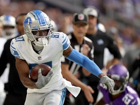 Quintez Cephus des Detroit Lions porte le ballon au premier quart contre les Minnesota Vikings au US Bank Stadium le 10 octobre 2021 à Minneapolis, Minnesota.