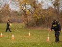 Des membres de la Police provinciale de l'Ontario prennent des mesures lors de la recherche de tombes anonymes à l'aide d'un géoradar sur les 500 acres de terrain associés au Mohawk Institute, un ancien pensionnat indien de Brantford, en Ontario, le mardi 9 novembre 2021. Une première Nation sur l'île de Vancouver se dit prête à publier les résultats de son enquête préliminaire sur d'éventuelles tombes anonymes sur le terrain d'un ancien pensionnat près de Port Alberni, en Colombie-Britannique