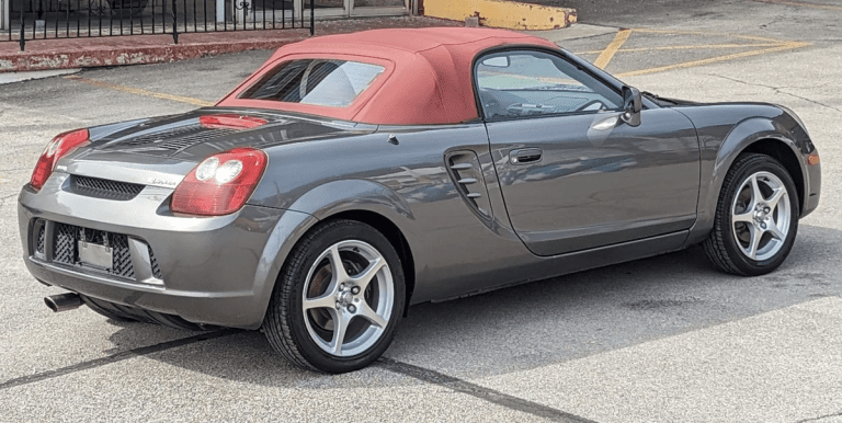 La Toyota MR2 2004, un roadster simple à moteur central, est notre choix aux enchères